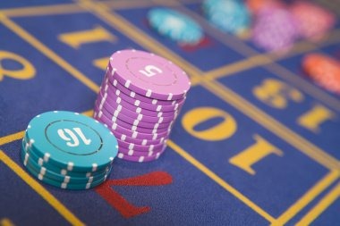 Promotions dashboard showing welcome offer, weekly cashback, and referral bonuses